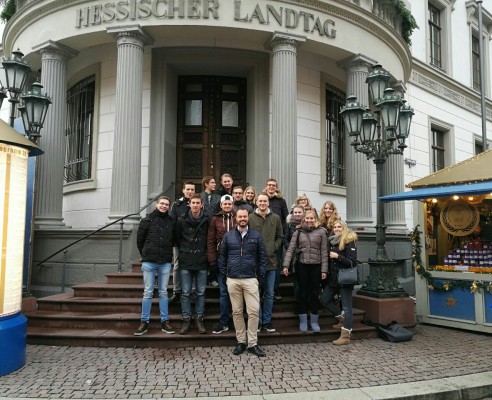 Gruppenfoto vor dem Hessischen Landtag