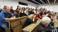 Physikkurse der Jahrgangsstufe 13 besuchen Experimentalvortrag der Universität Gießen