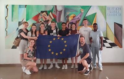 Die 2023er Gruppe mit den Koordinatoren Sonja Menger und Stefan Müller an der Deutschen Schule Valencia