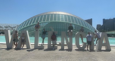 Die 2023er Gruppe vor dem València-Schriftzug der Ciutat de les Arts i les Ciències in Valencia