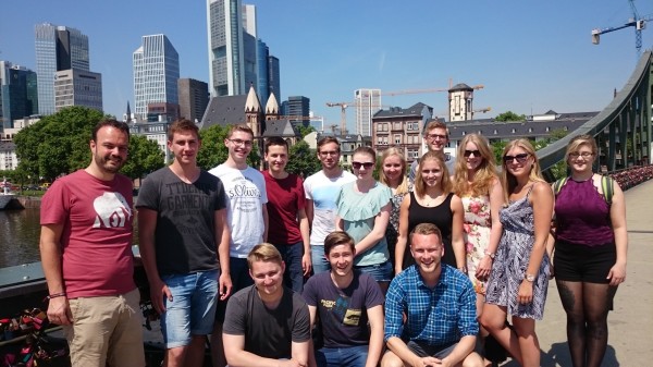 Gruppenfoto auf dem Eisernen Steg in Frankfurt