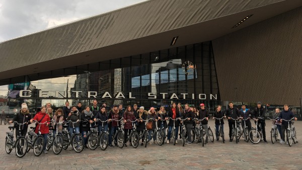 Gruppenfoto vor dem Rotterdamer Hauptbahnhof