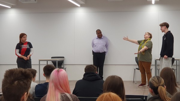 Englisch live erleben – Interaktives Theater an unserer Schule