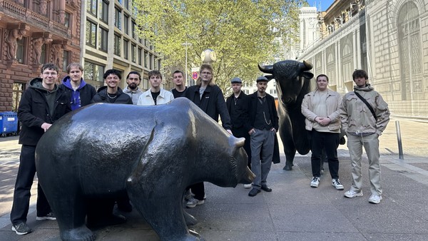 Klasse 11C LW vor Bulle und Bär in Frankfurt