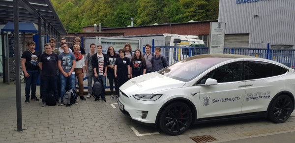 Gruppenfoto mit Tesla vor dem Eingang der Isabellenhütte