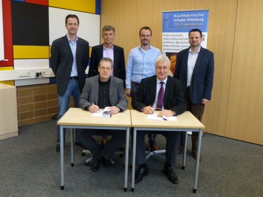 Norbert Stoll und Gerd Koch unterschreiben den Kooperationsvertrag